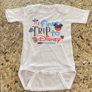 🆕Baby onesie “first trip to Disney”, size 12-18M
